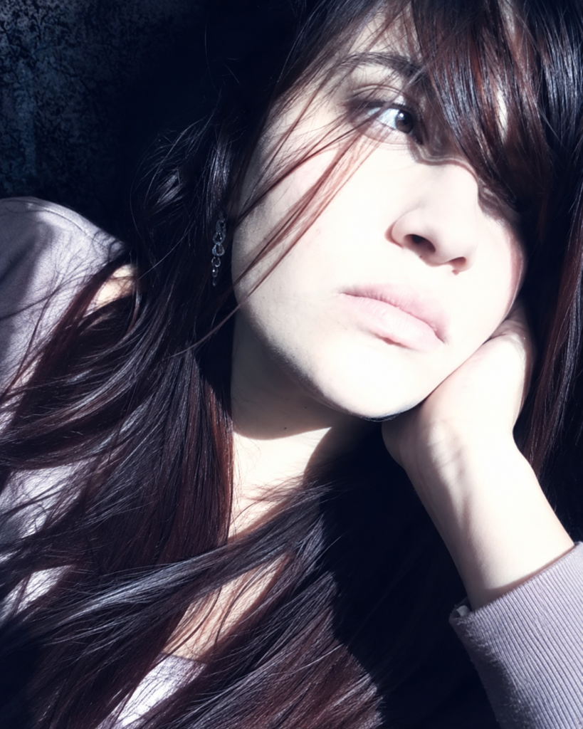 Rosse, creadora de Unmasking My ADHD, proyecto sobre neurodivergencia y experiencias personales